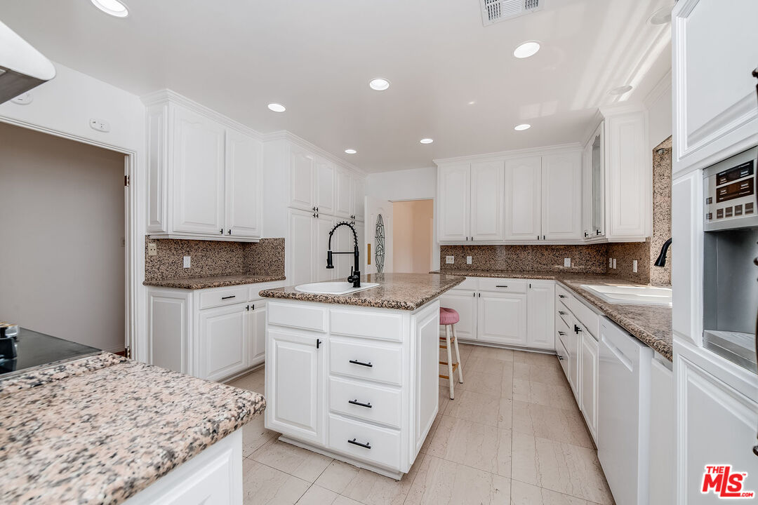 1211 S Point View St