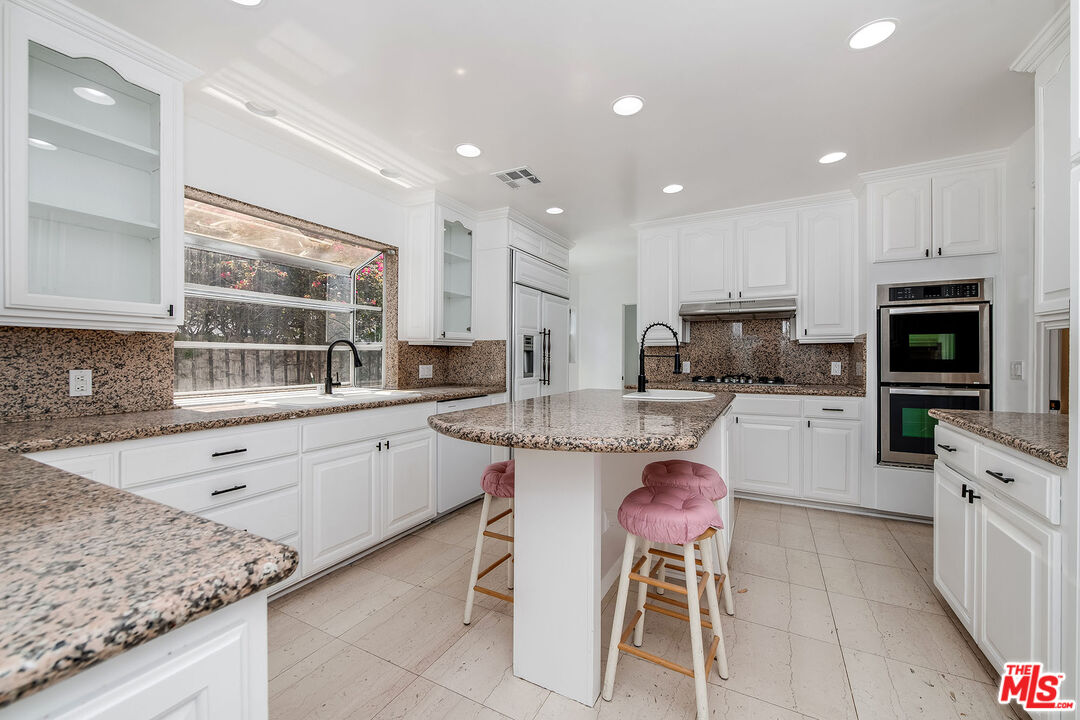 1211 S Point View St