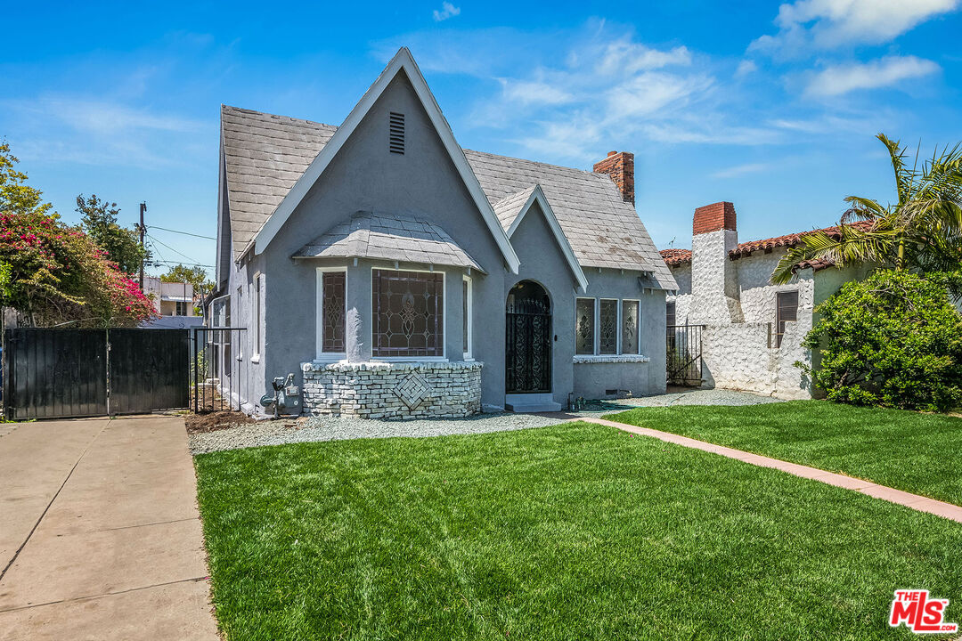 1211 S Point View St