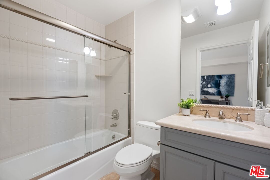 1000 Granville Ave Unit: 403