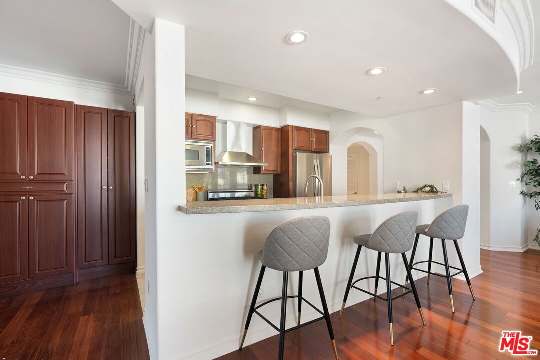 1000 Granville Ave Unit: 403