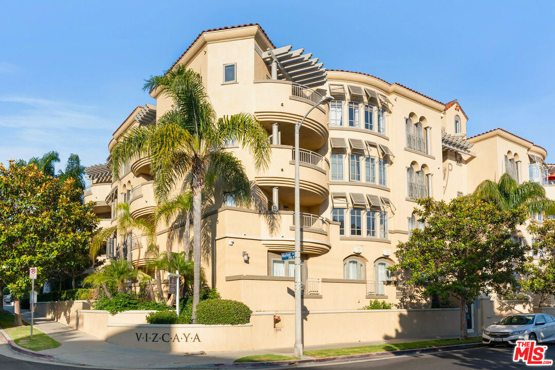 1000 Granville Ave Unit: 403