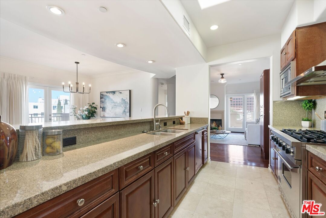 1000 Granville Ave Unit: 403