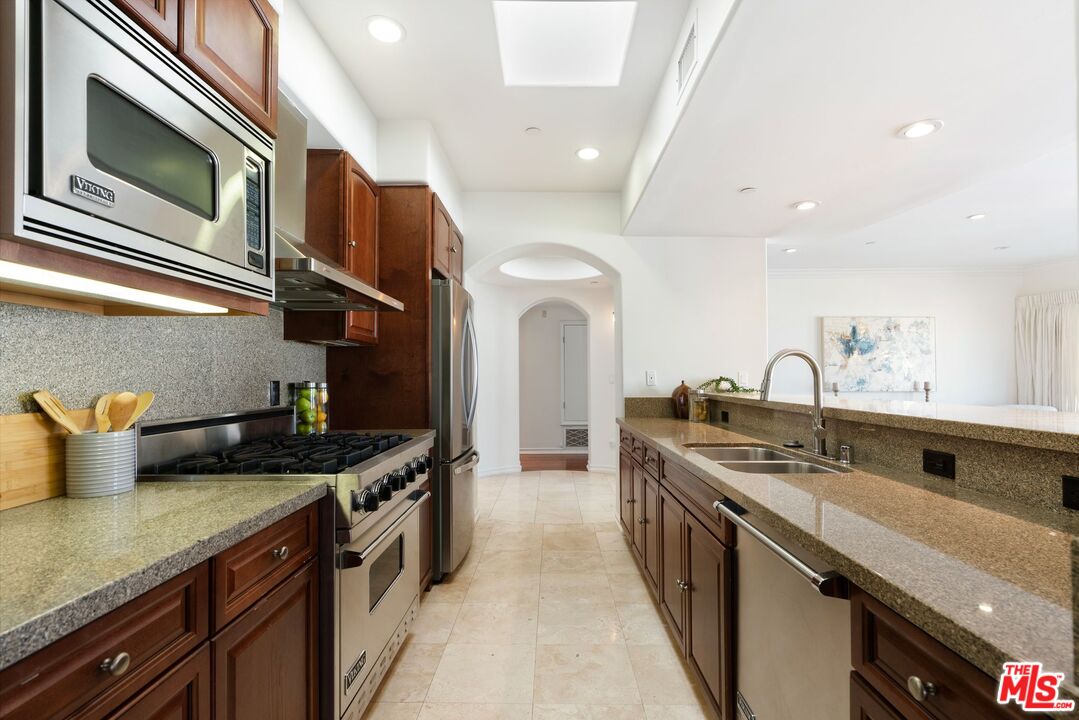 1000 Granville Ave Unit: 403