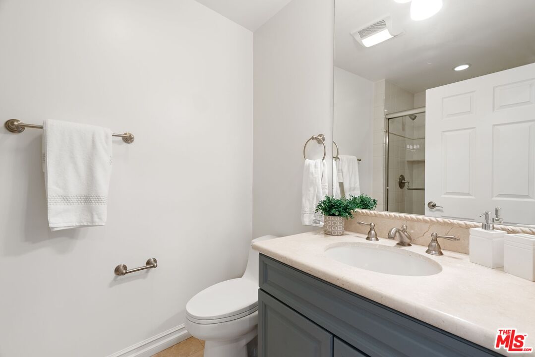 1000 Granville Ave Unit: 403
