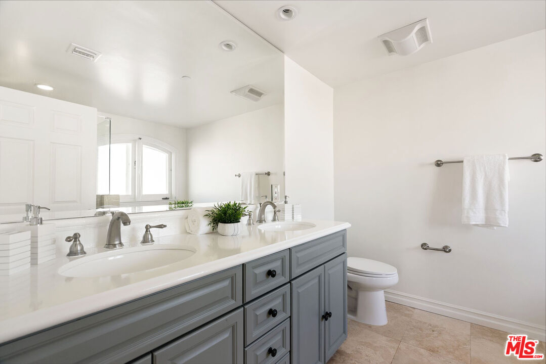 1000 Granville Ave Unit: 403