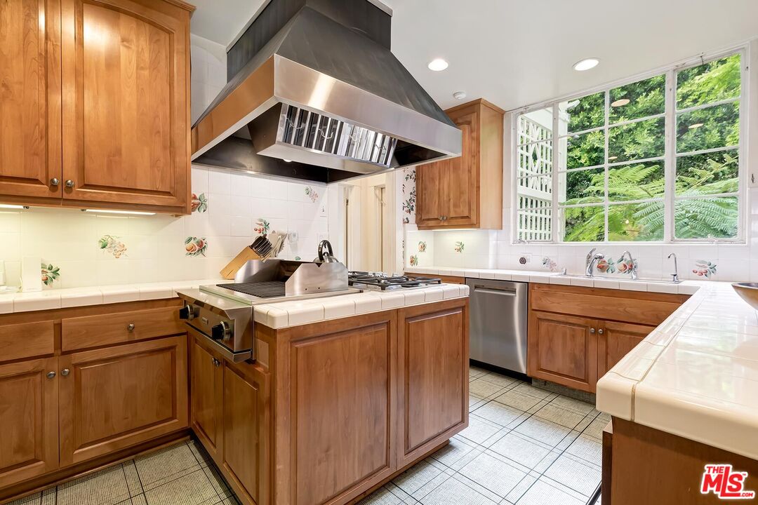 809 N Bedford Dr