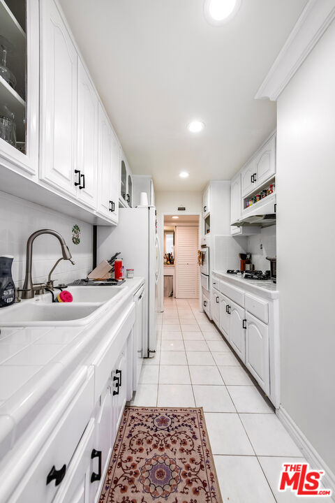 423 S REXFORD DR Unit: 101