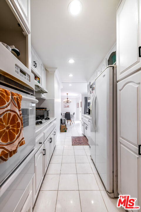 423 S REXFORD DR Unit: 101