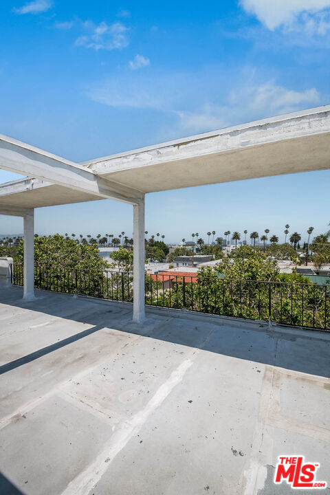 423 S REXFORD DR Unit: 101