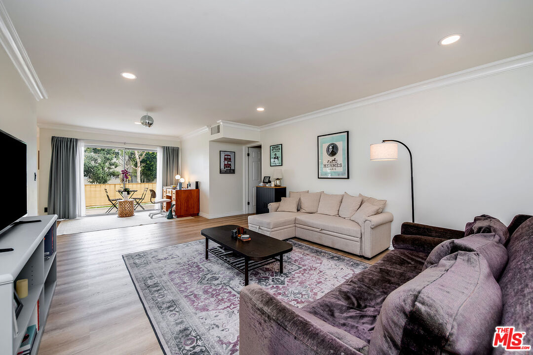 423 S REXFORD DR Unit: 101