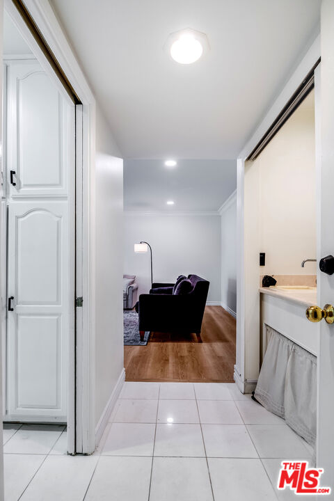 423 S REXFORD DR Unit: 101