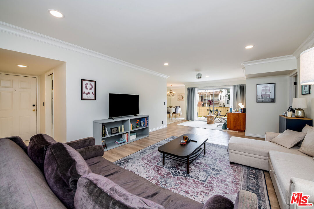 423 S REXFORD DR Unit: 101
