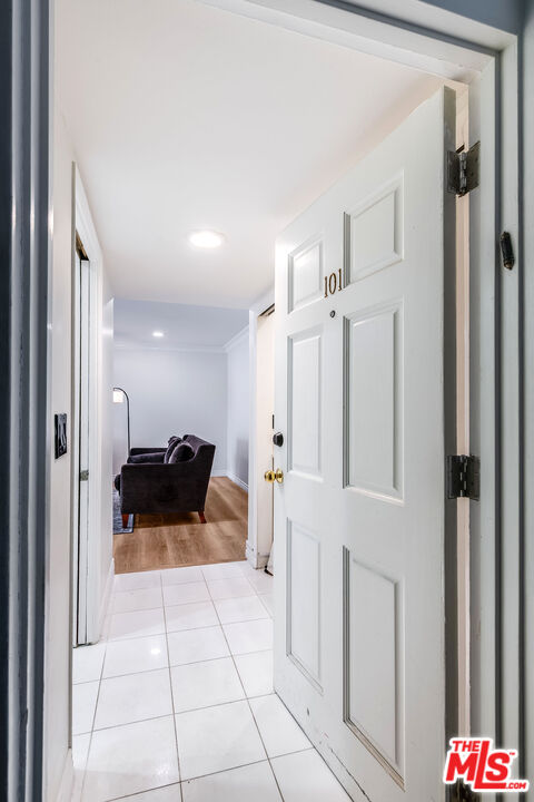 423 S REXFORD DR Unit: 101