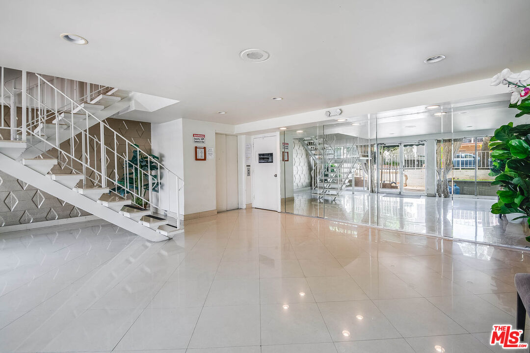 423 S REXFORD DR Unit: 101