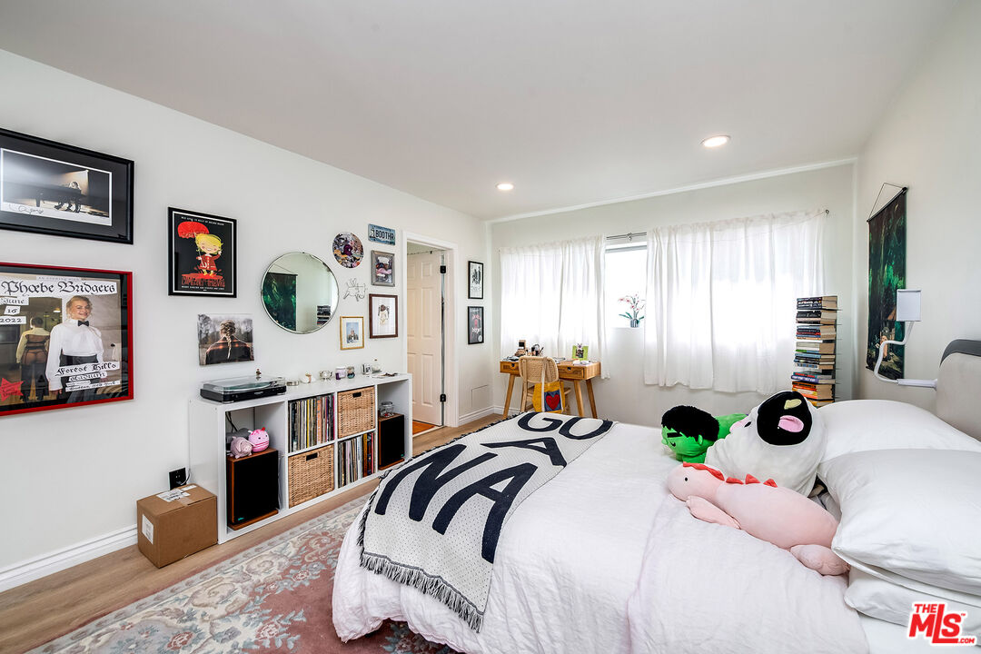423 S REXFORD DR Unit: 101