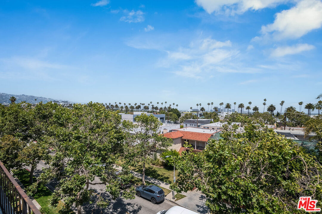 423 S REXFORD DR Unit: 101