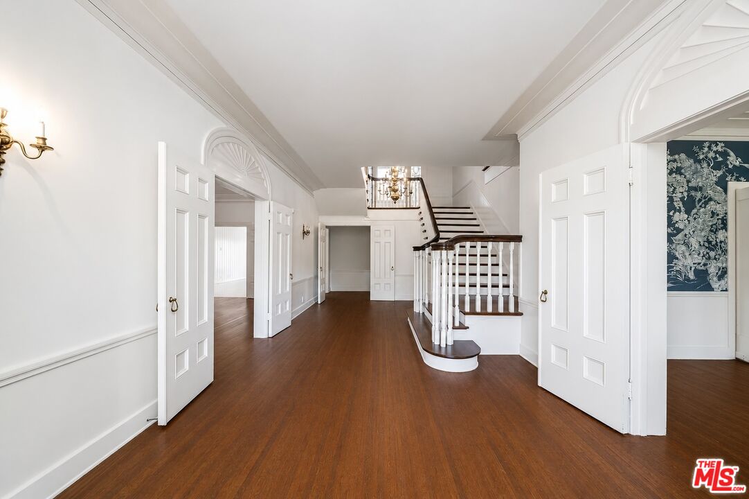 809 N Bedford Dr