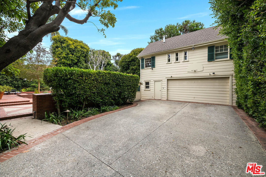 809 N Bedford Dr