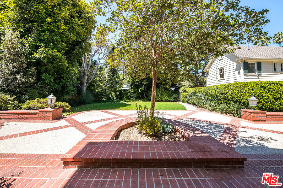 809 N Bedford Dr