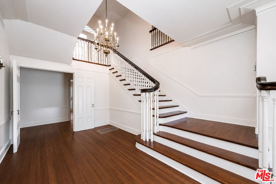 809 N Bedford Dr