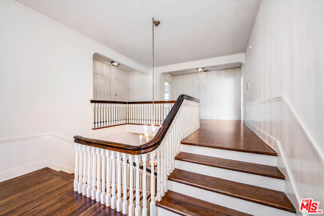 809 N Bedford Dr