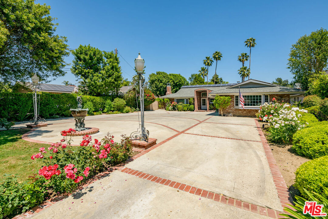 8760 White Oak Ave
