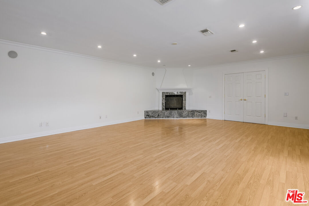 8760 White Oak Ave