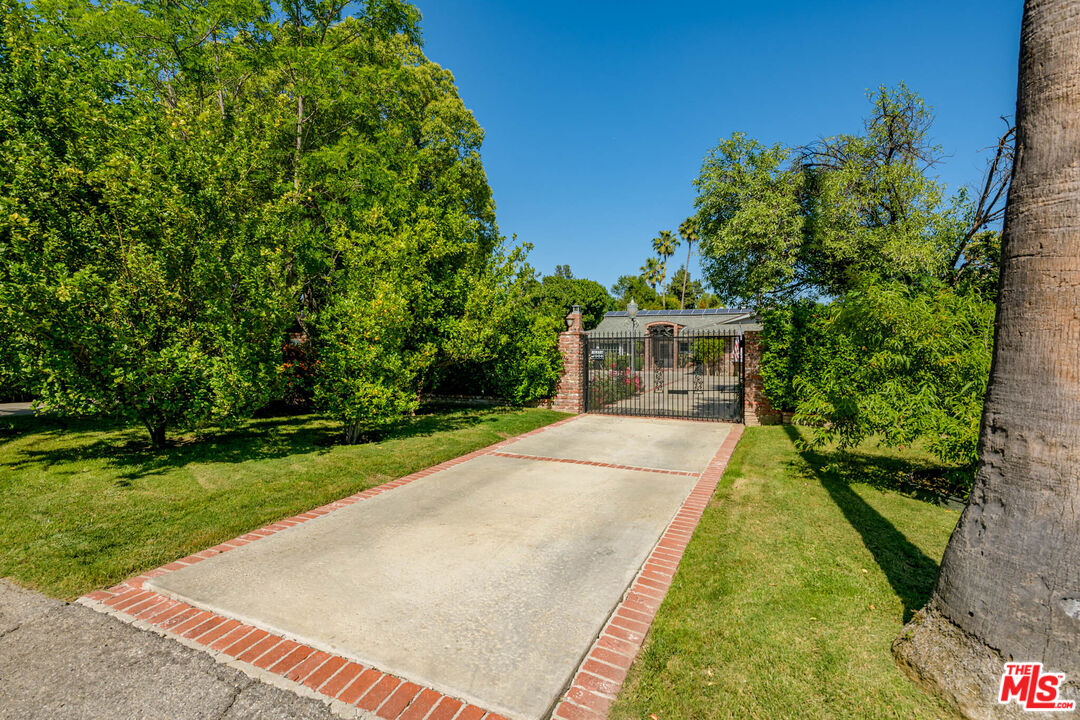 8760 White Oak Ave