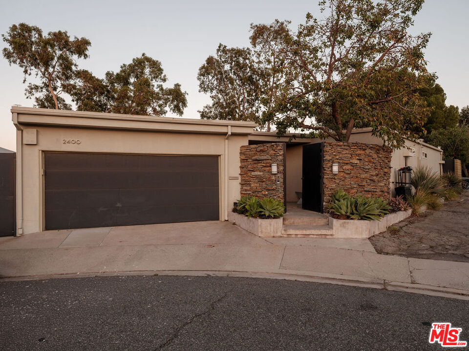 2400 Crest View Dr