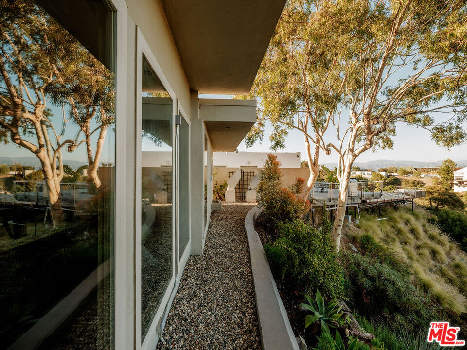 2400 Crest View Dr