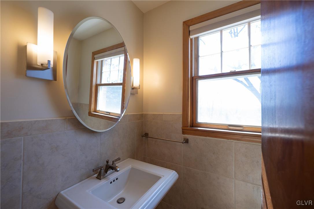 3466 Honeysuckle Road