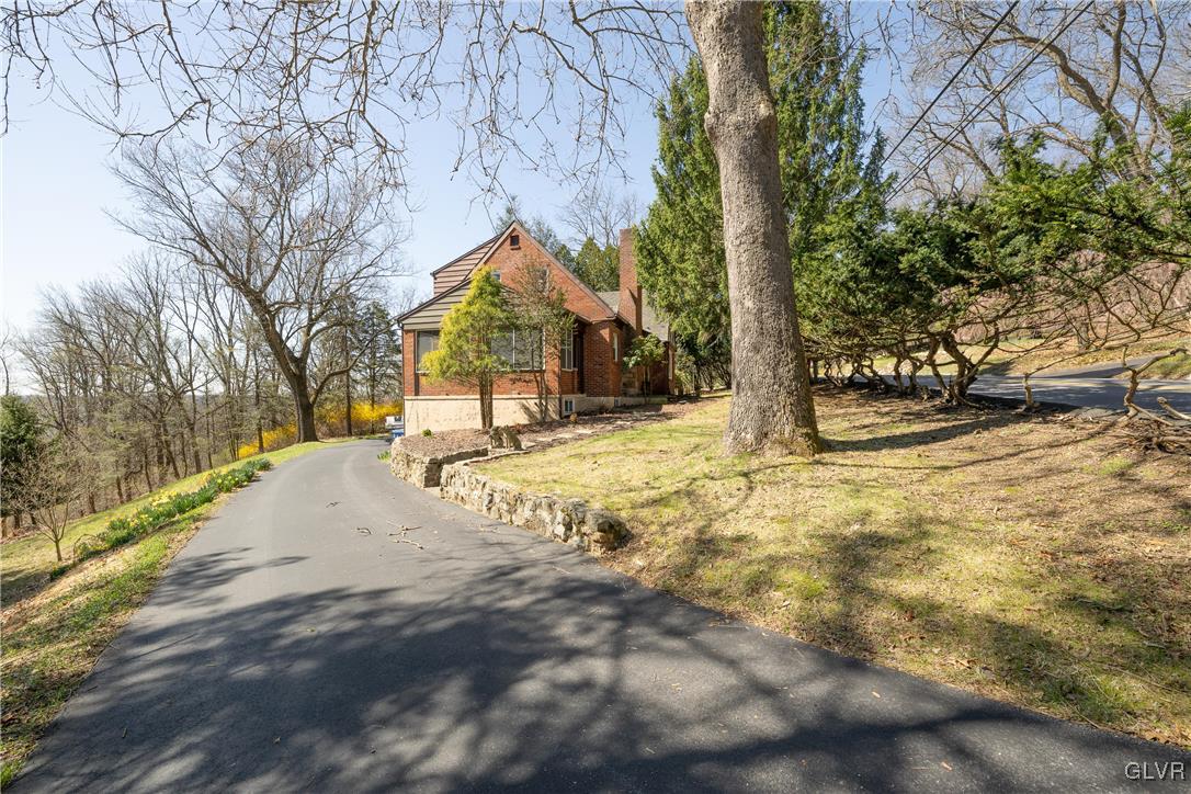 3466 Honeysuckle Road