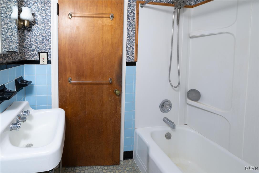 3466 Honeysuckle Road