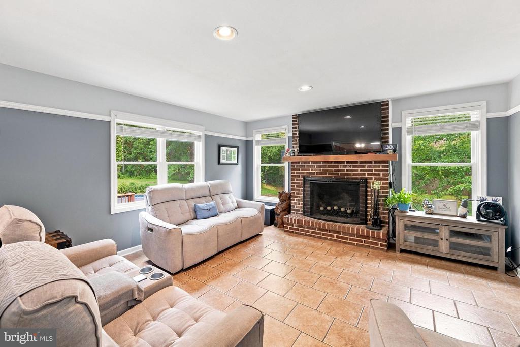 30 CREEKSIDE COURT