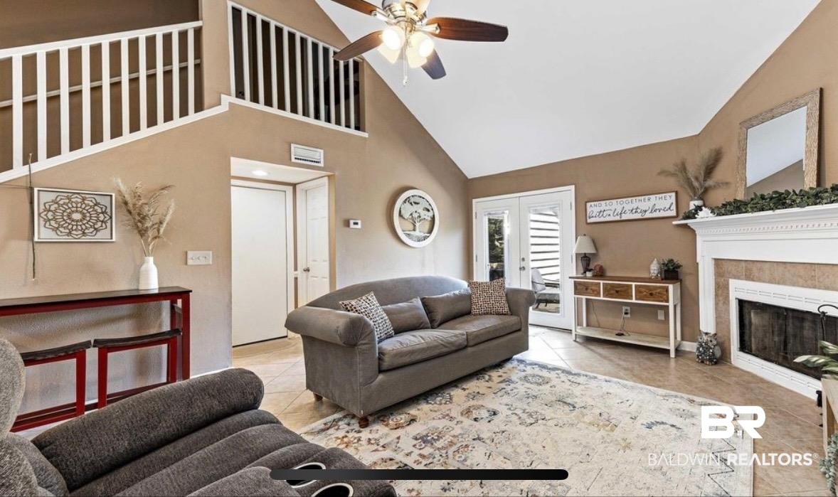 389 Clubhouse Drive U-5/HH3