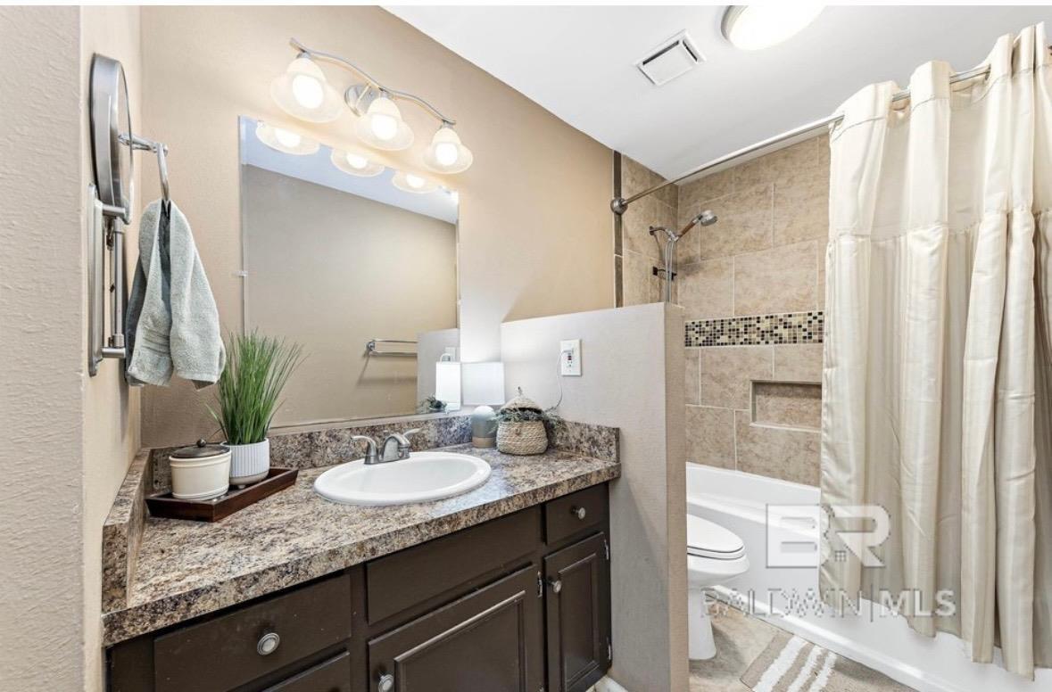 389 Clubhouse Drive U-5/HH3