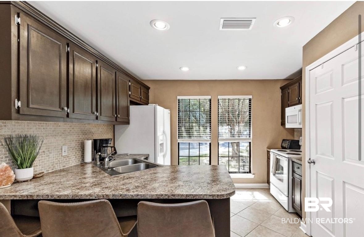389 Clubhouse Drive U-5/HH3