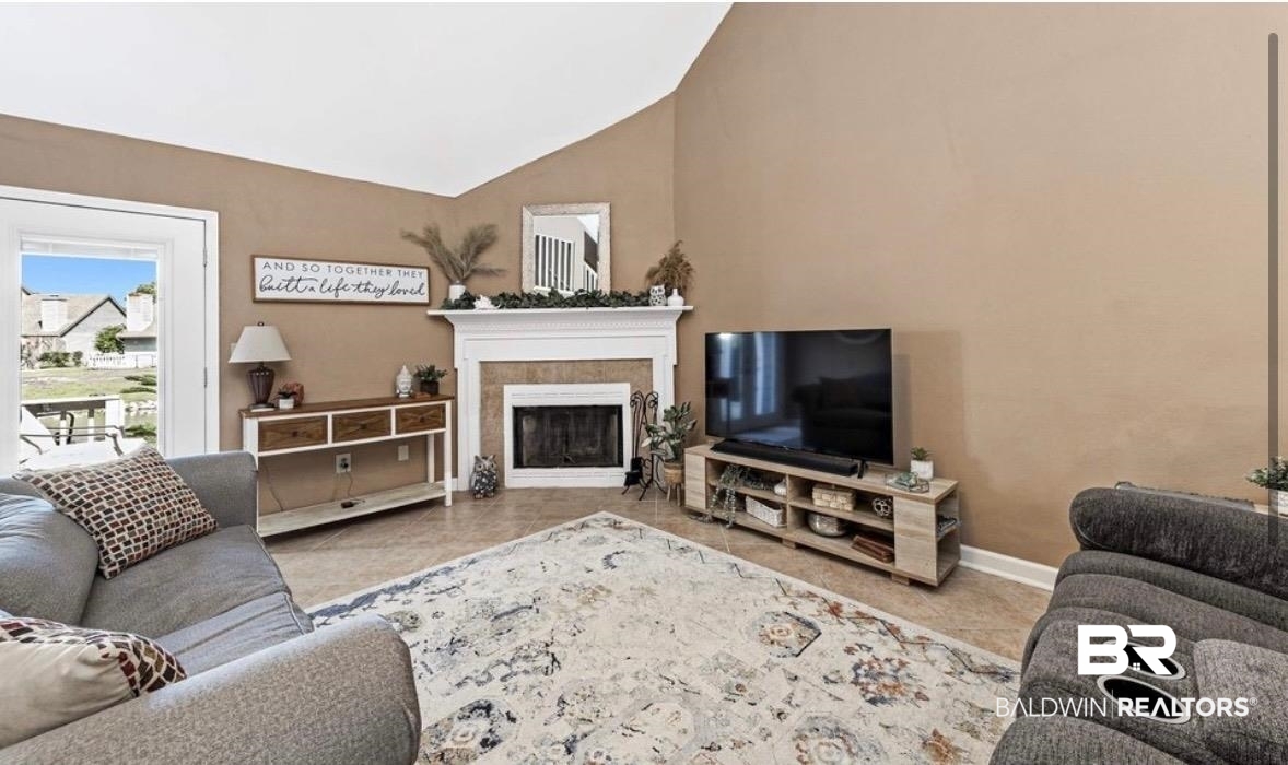 389 Clubhouse Drive U-5/HH3