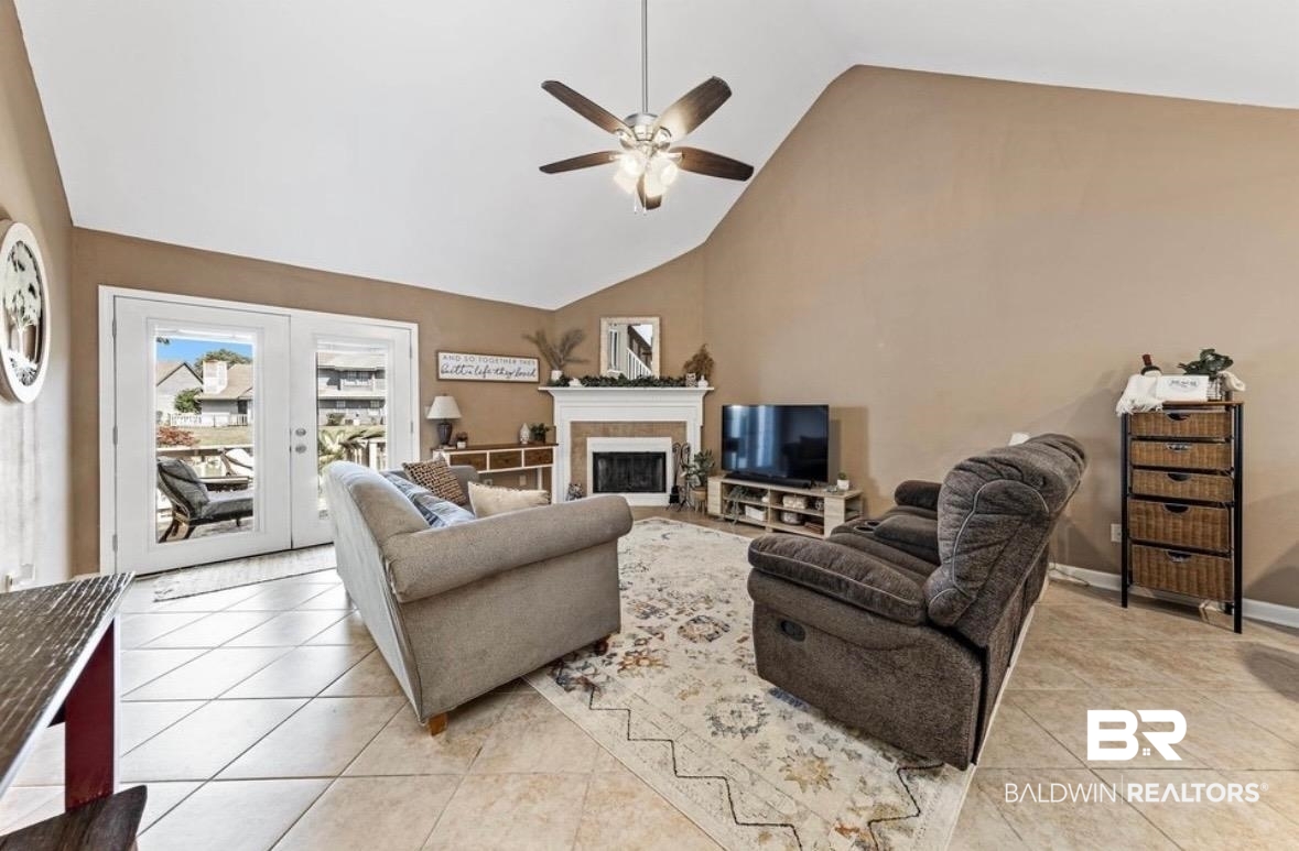 389 Clubhouse Drive U-5/HH3