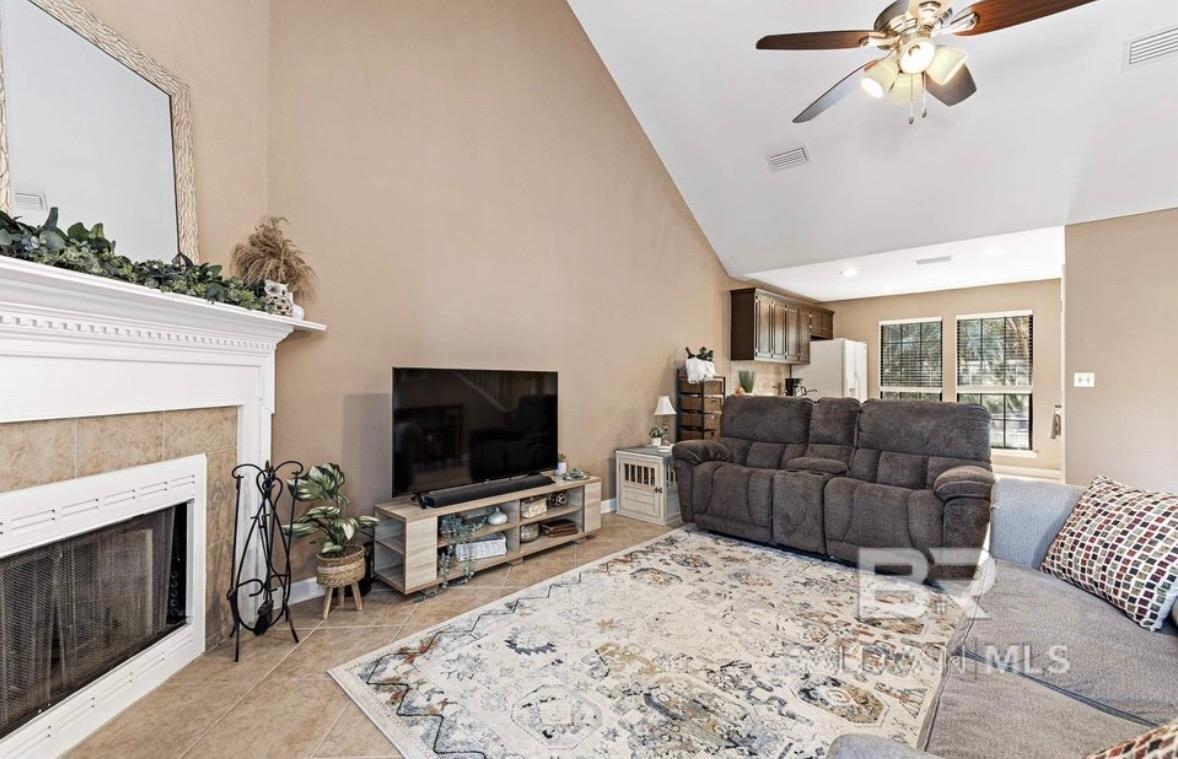 389 Clubhouse Drive U-5/HH3