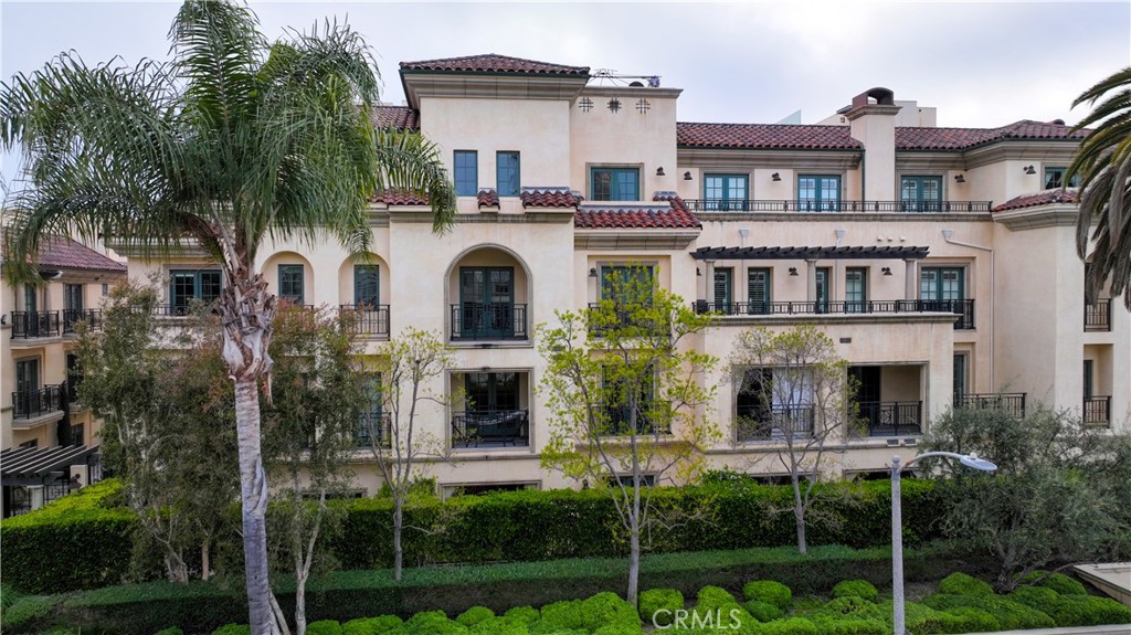 225 S Hamilton Drive 301