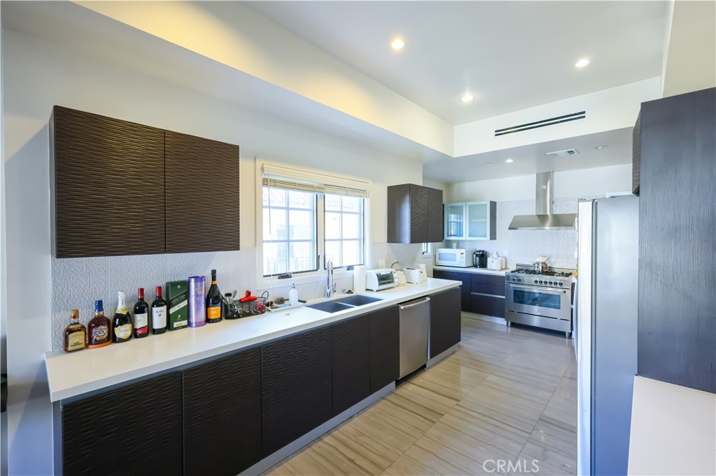 225 S Hamilton Drive 301