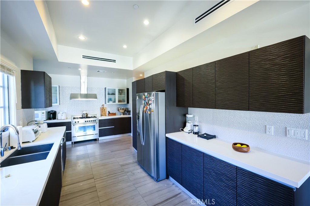 225 S Hamilton Drive 301