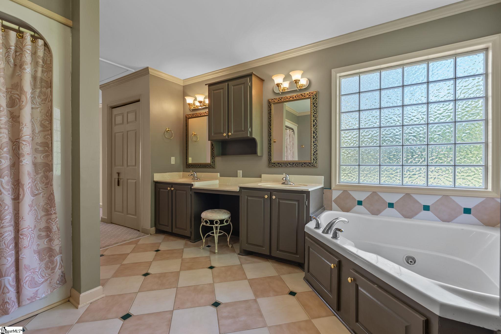 528 Riveredge Court