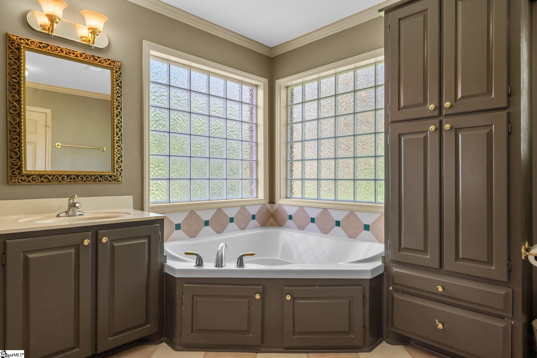 528 Riveredge Court