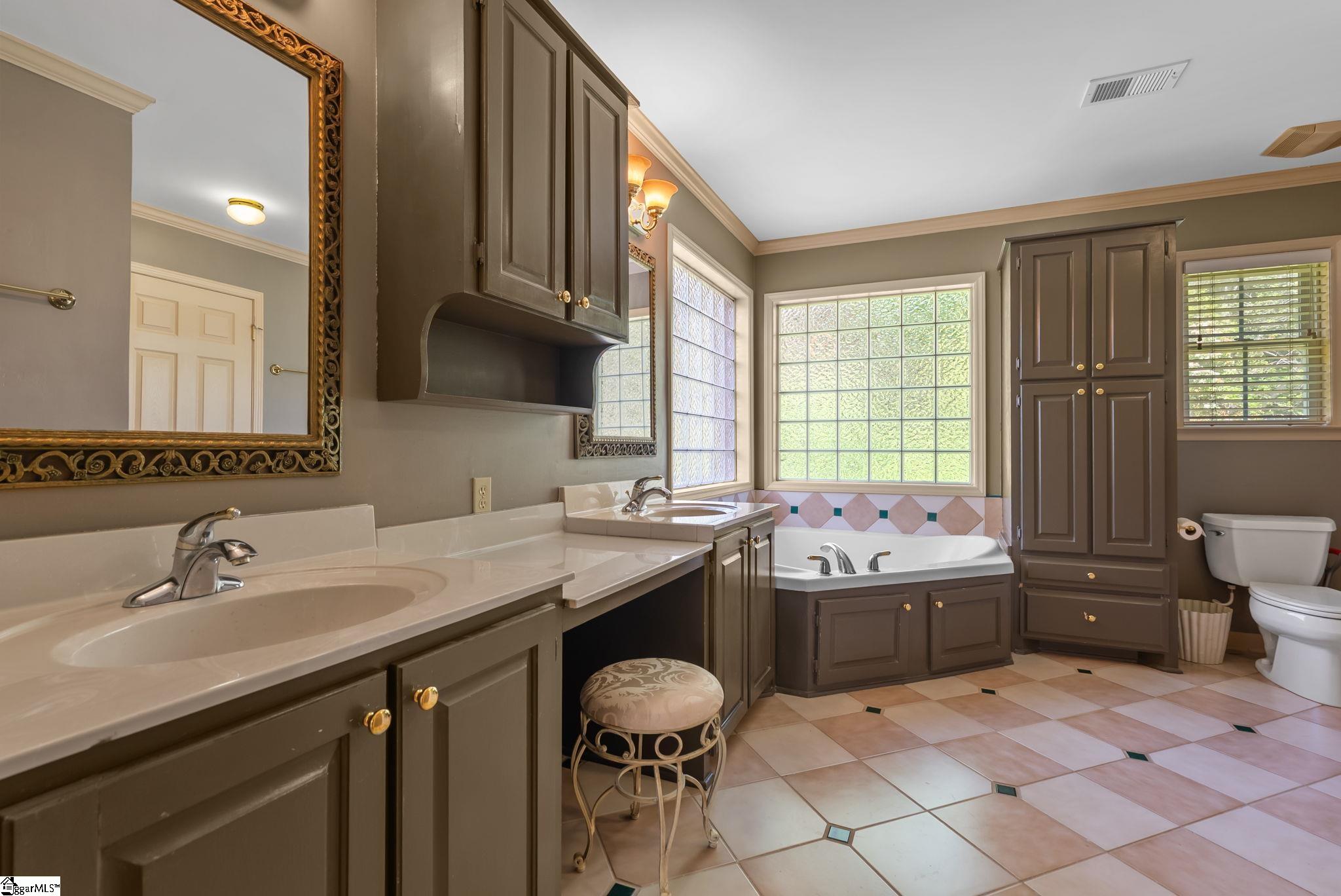 528 Riveredge Court
