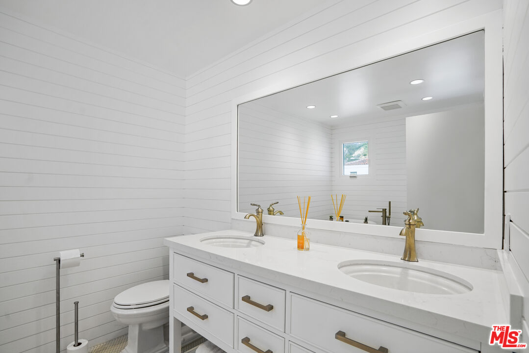 21938 PACIFIC COAST HWY