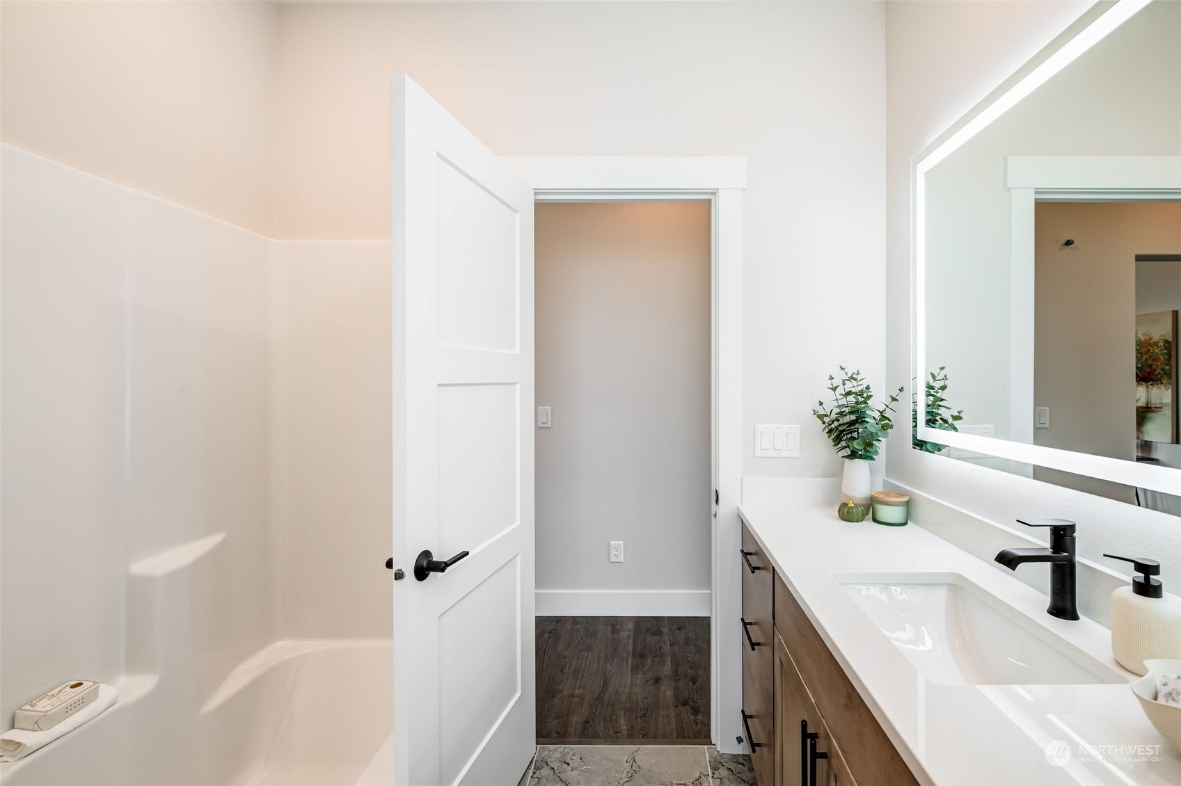 834 N Newport Loop