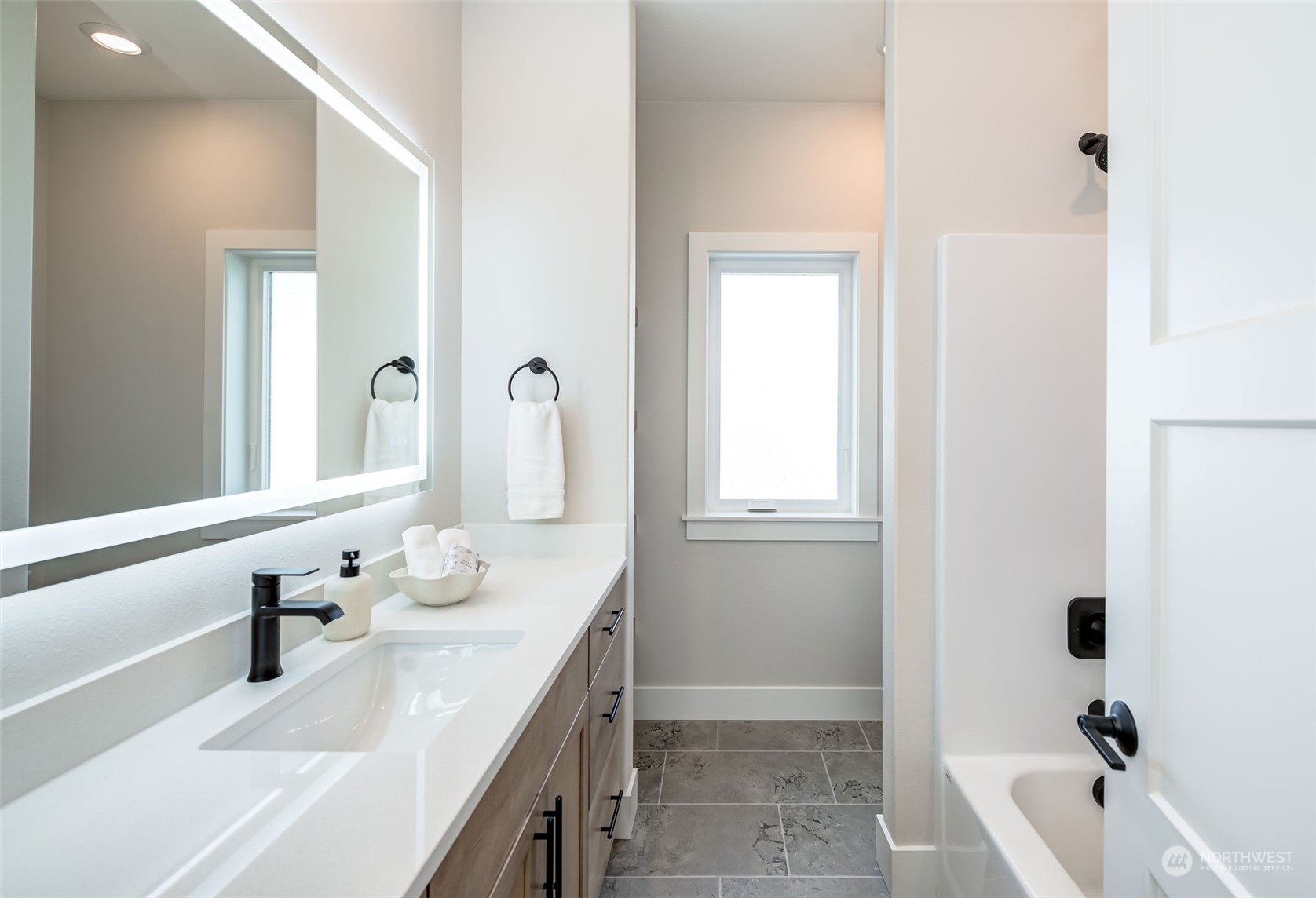 834 N Newport Loop